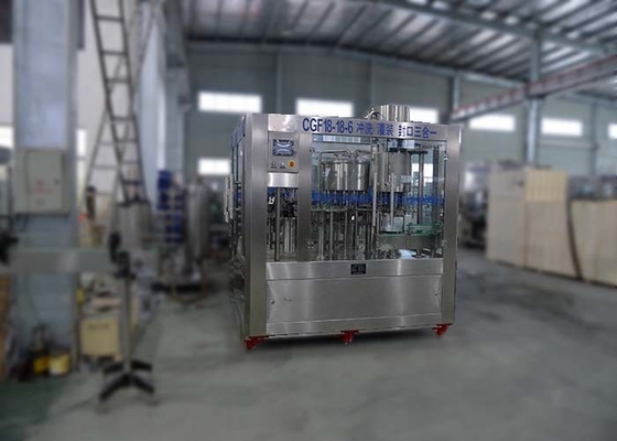 Porcellana Linea automatica macchina di coperchiamento di riempimento 3IN1 di lavaggio dell'imbottigliatrice dell'acqua della struttura d'acciaio fornitore